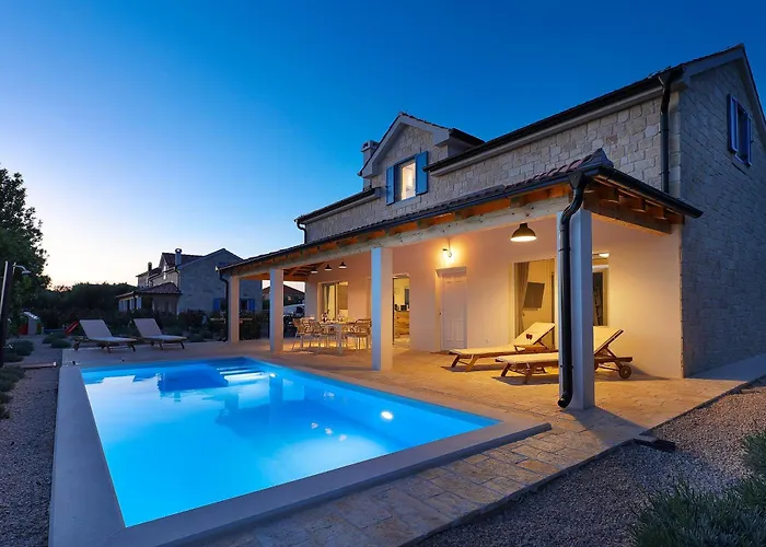 Papa'S Court II Pasman Villa With Pool