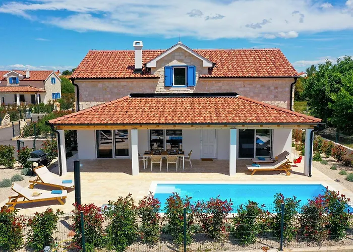 Papa'S Court II Pasman Villa With Pool