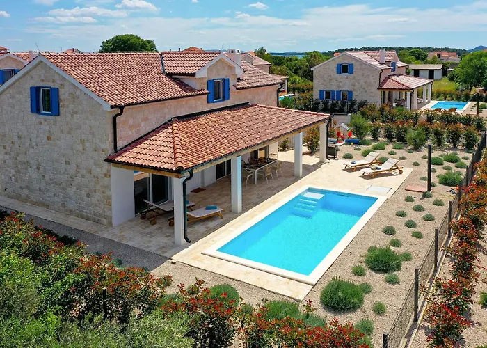 Papa'S Court III Pasman Villa With Pool